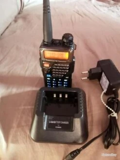 Baofeng UV-5re Marque J Ucjet Vhf/ UHF/ Fm En Très Bon état De Fonctionnement