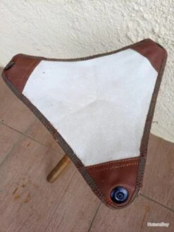 SIEGE TREPIED EN PARFAIT ETAT : BOIS , TOILE , CUIR . ANCIEN MODELE JAMAIS SERVI .. PETIT PRIX -Peltor Soldes 00002 SIEGE TREPIED EN PARFAIT ETAT BOIS TOILE CUIR . ANCIEN MODELE JAMAIS SERVI . PETIT PRIX