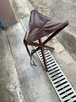 Siege, Trépied Bois Et Cuir Hauteur 60 -Peltor Soldes 00002 Siege trepied bois et cuir hauteur 60